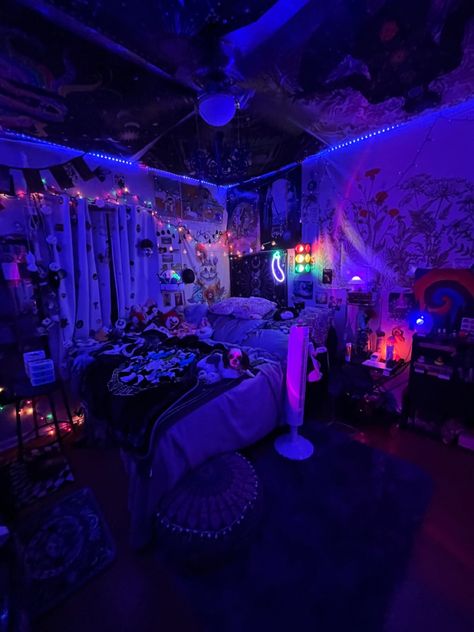 Split Room Aesthetic, Smokers Room Decor, Trap House Bedroom Aesthetic, Trap House Room Aesthetic, Prymrr Room, Smokers Room Ideas, Room Ideas Aesthetic Smoker, Smoker Bedroom Ideas, Rave Room Aesthetic