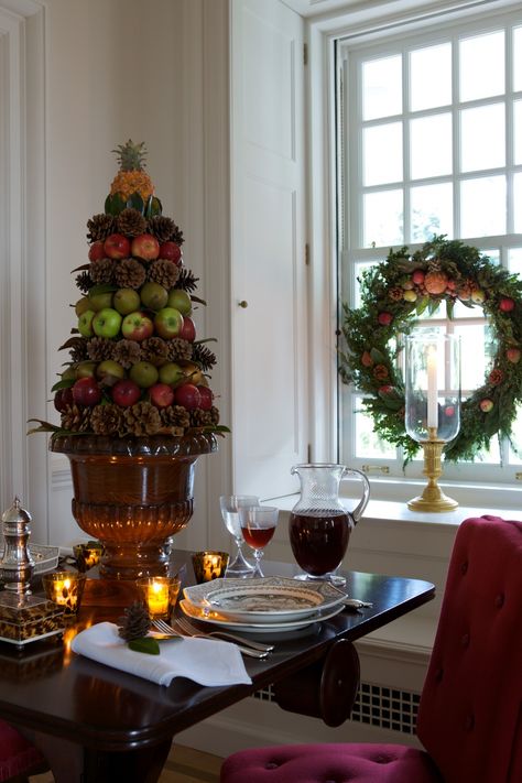 fruit, greenery and pinecones, simple and beautiful Carolyne Roehm, Colored Christmas Lights, Williamsburg Christmas, Christmas Alone, Christmas House Lights, Colonial Christmas, Quotes Inspiring, Christmas Tablescapes, Christmas Centerpieces