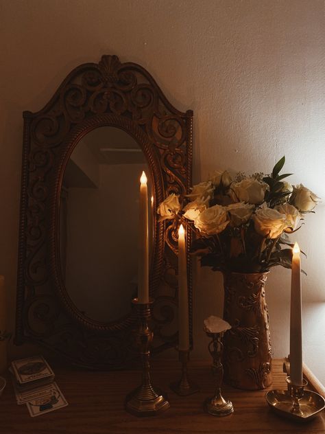 Dorm Room Vanity, Dark Academia Room, Academia Room, Addie Larue, Room Vanity, Casa Vintage, Dreamy Room, Vintage Room, Futurism