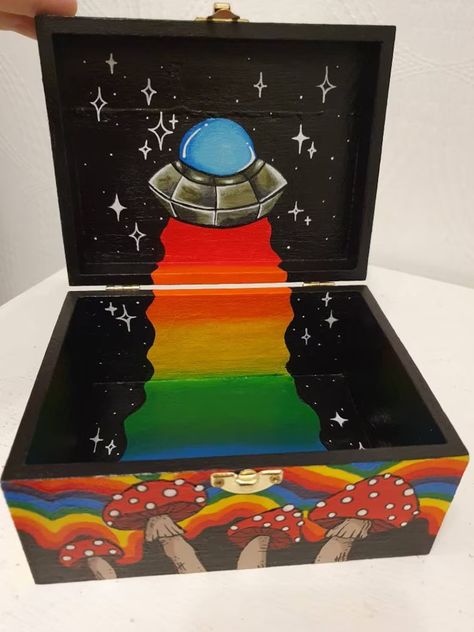 Cool Box Painting Ideas, Painted Memory Box Ideas, Decorated Boxes Ideas Diy Projects, Painted Stash Box Ideas, Stash Box Painting Ideas Trippy, Wood Box Painting Ideas Easy, Paint Box Ideas, Painted Boxes Ideas, Painted Wood Box Ideas