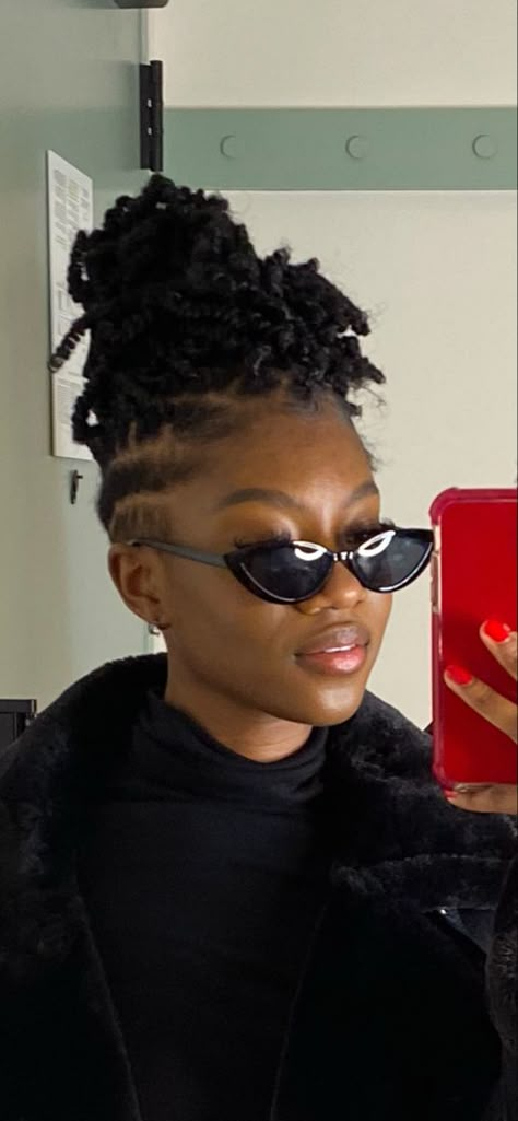 Knotless Braids With Tapered Sides, Twists With Undercut, Shaved Sides Long Hair, Shaved Sides Black Women, Side Shaved Hairstyles Long Hair, Braided Hairstyles With Shaved Sides, Dyed Undercut, Undercut With Braids, Undercut Dreads