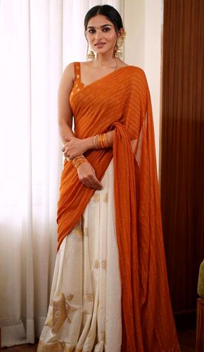 Styling Women's Traditional Onam Outfits for a Modern Look | WIFD Simple Half Saree Designs South Indian, Half Saree Designs South Indian, Saree With Sleeveless Blouse, Onam Outfits Ideas, Traditional Half Saree, Onam Dress, Onam Outfits, Kerala Saree Blouse Designs, Lehenga Saree Design