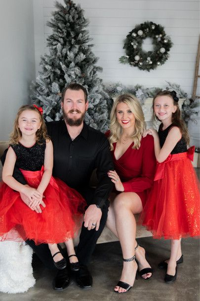 Christmas Attire For Family, Family Christmas Themes Outfits, Black And Red Christmas Outfit, Red And Black Family Picture Outfits, Black And Red Family Photo Outfits, Red Family Pictures Outfits, Outfit Ideas Red And Black, Red And Black Theme, Outfit Ideas Red