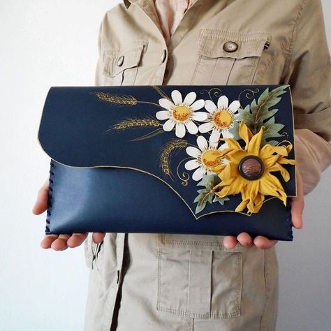 30 + Unique Flower Lather Bags Designs | Beautiful Bags For Ladies | Hand Bags Ideas ------ so this video we will discuss about some flowers lather bags ideas & designs ------ Painted Handbags, Painted Clutches, Unique Leather Bag, Hand Painted Purses, Artist Bag, Painted Purse, Flower Purses, Clutch Bag Wedding, Leather Anniversary