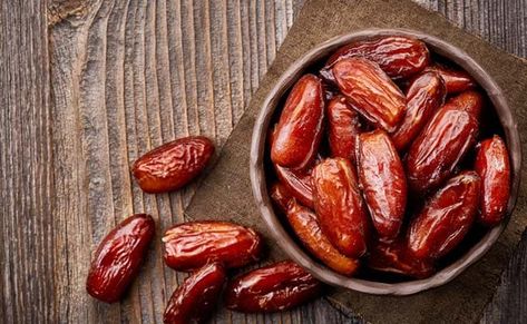 Both ripe and dried dates are an excellent source of vitamin C Health Benefits Of Dates, Dates Benefits, Fresh Dates, Dried Dates, Berbuka Puasa, Stone Soup, Date Recipes, Idee Pasto Sano, Healthy Fruits