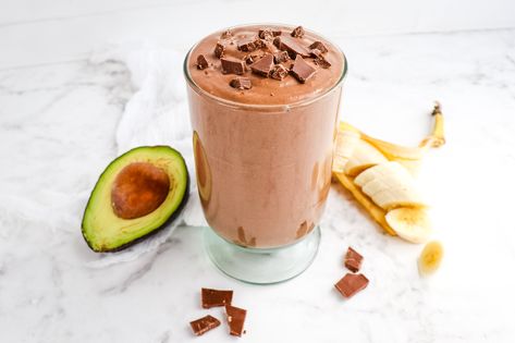 Chocolate Avocado Smoothie | The ULTIMATE healthy chocolate smoothie recipe! Blended Drink Recipes, Healthy Avocado Smoothie, Chocolate Smoothie Recipe, Perfect Smoothie Bowl, Healthy Chocolate Smoothie, High Calorie Smoothies, Chocolate Protein Smoothie, Chocolate Avocado Smoothie, Chocolate Smoothie Recipes