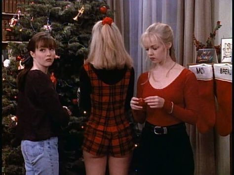 90210kat: “ Donna! Really?!? ” Merry Christmas from Donna’s butt! 90s Christmas Aesthetic, 90210 Fashion, Christmas Outfit Aesthetic, Christmas Outfit Inspiration, Jennie Garth, 90s Christmas, Aesthetic 90s, Shannen Doherty, 파티 드레스