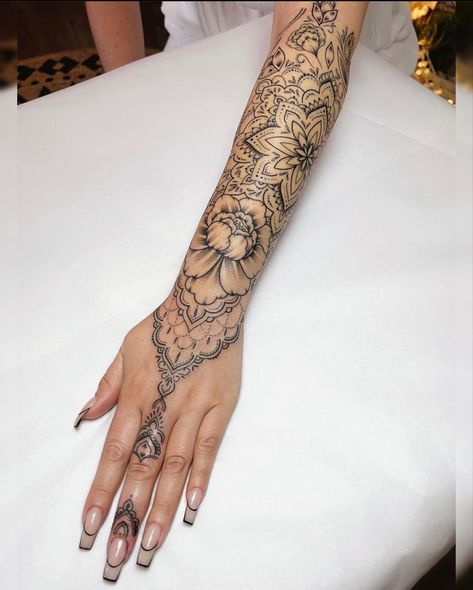 Intertwined Tattoo Ideas, Minimalist Tattoo Sleeve, Mutterschaft Tattoos, Lace Sleeve Tattoos, Mandala Arm Tattoos, Mandala Tattoos For Women, Ornamental Tattoos, Mandala Hand Tattoos, Mandala Tattoo Sleeve