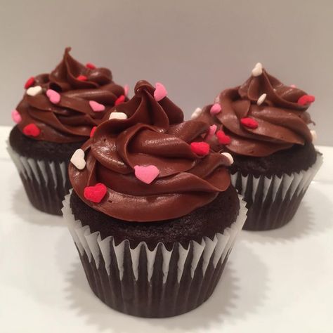 Chocolate cupcakes with heart sprinkles to celebrate Valentine's Day. Strawberry Icebox Cake Recipe, Strawberry Icebox Cake, Honey Bun Cake, Triple Chocolate Cheesecake, Pavlova Cake, Honey Cake Recipe, White Chocolate Cake, Chocolate Cheesecake Recipes, Sprinkle Cupcakes