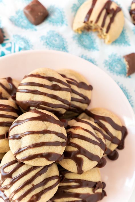 Snickers Peanut Butter Cookies, Snicker Surprise Cookies, Cookies With Snickers, Snicker Stuffed Cookies, Snicker Doodle Cupcakes Recipes, Easy Snicker Doodle Cookie Recipes, Cookies With Snickers Inside, Snickers Cookies, Snickers Chocolate