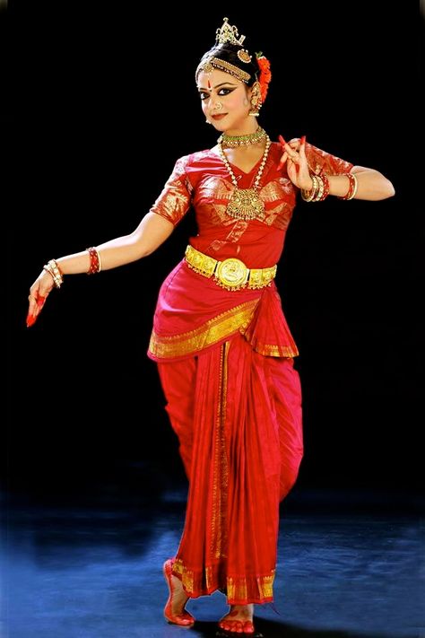 'Kuchipudi' Dancer - 'Kuchipudi' is a Classical Indian dance from Andhra Pradesh, India Bollywood Dancing, Kuchipudi Dance, Bharatanatyam Costume, Bharatanatyam Dancer, Indian Classical Dancer, Bharatanatyam Poses, Dance Of India, Indian Classical Dance, Dance Photography Poses