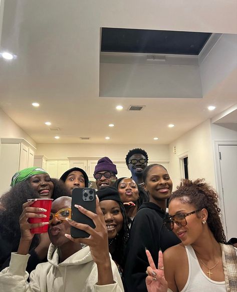 Lot Of Friends Aesthetic, Making Friends Aesthetic Black, Girl Friends Aesthetic Black, Spring With Friends Aesthetic, Healthy Friendship Aesthetic Black, Black People Vision Board, Social Person Aesthetic, Good Friends Vision Board, Make Friends Aesthetic