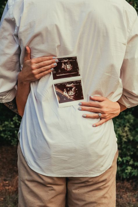 1st Trimester Photoshoot Ideas, Maternity Couple Poses With Ultrasound, Photo With Ultrasound Pic, Maternity Pictures Ultrasound, Maternity Photography Poses Sonography, Ultrasound Photo Announcement, Ultrasound Photoshoot, Maternity Shoot With Ultrasound, Ultra Sound Picture Ideas