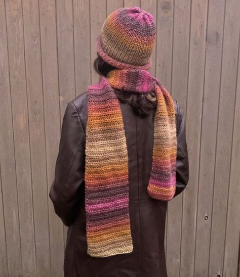 Autumn Scarf Aesthetic, Autumn Scarf Crochet Pattern, Crochet Scarf Fall, Aesthetic Crochet Scarf, Crochet Scarf Outfit, Knit Scarf Aesthetic, Crochet Scarf Aesthetic, Crochet Scarf Ideas, Fall Scarf Crochet