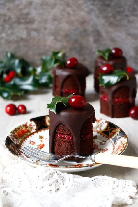 Chocolate Cranberry Christmas Mini Cakes (vegan, gluten-free, nut-free) - Nirvana Cakery Christmas Mini Cakes, Cranberry Christmas Cake, Mini Cake Recipe, Small Cakes, Christmas Cake Decorations, Vegan Christmas, Christmas Cupcakes, Mini Desserts, Holiday Desserts