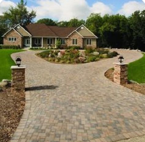 Driveway Circle, Driveway Flooring, Paved Driveways, Circle Driveway Landscaping, Driveway Paving Stones, Front Driveway Ideas, Circle Driveway, Driveway Entrance Landscaping, Cobblestone Driveway