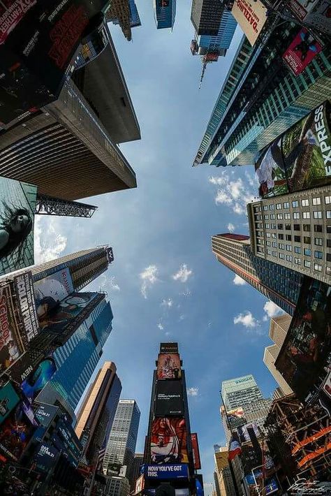 week 5_ Highrise in Newyork from the bottom of the street. We need to think about the real meaning of the city's sprawling. Most of the sprawling is being considered as an horizontal movement. However, We must consider the vertical sprawling of city in the contemporary urbanism. Panorama Photography, New York Photography, Nyc Photography, Home Owners, Alicia Keys, Urban City, City Wallpaper, Photo Vintage, Dream City