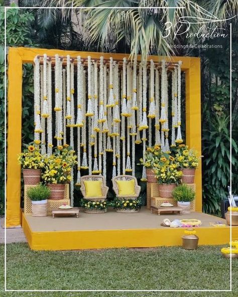 Couple Haldi Decoration Ideas, Outdoor Haldi Decoration, Reception Decoration Ideas, Indian Wedding Deco, Outdoor Wedding Reception Decorations, Haldi Decoration Ideas, Haldi Ceremony Decorations, Haldi Decoration, Reception Stage Decor