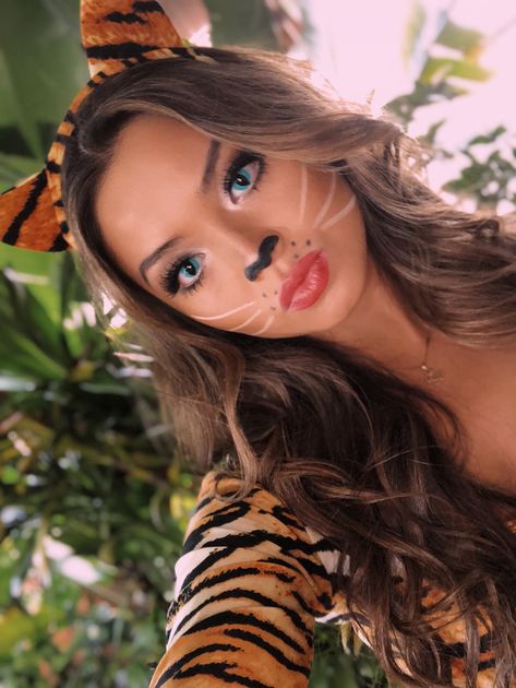 Tigger Makeup Halloween, Tigger Make Up Halloween, Tiger Costume Women Diy, Tiger Costume Women Makeup, Tigger Face Paint, Tiger Makeup Women Easy, Simple Tiger Makeup, Tiger Halloween Costume Women, Tiger Costume Makeup