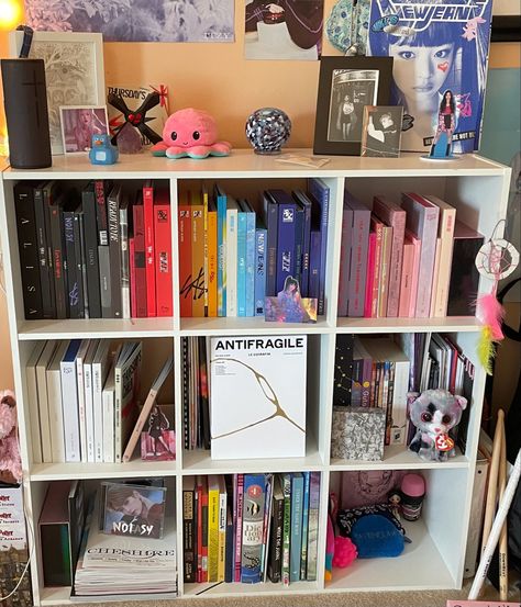 Kpop Album Shelves, Kpop Shelf Decor, K Pop Shelf, Kpop Shelf Ideas Aesthetic, Kpop Shelf Organization, Kpop Shelf Aesthetic, Kpop Collection Aesthetic Room, Kpop Shelf Ideas, Kpop Shelf