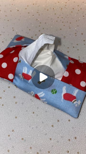 Tissue Pocket Holder, Tissue Holders Diy, Sew Small Gifts, Purse Tissue Holder Pattern, Kleenex Holder For Purse, Travel Tissue Holder Pattern, Small Quilting Projects Gift Ideas, Tissue Holder Ideas, Fabric Tissue Holder