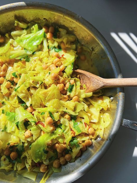 Bits Of Wellness Metabolic Meals, Cabbage Curry, Metabolism Foods, Chickpea Curry Recipe, Main Salad, Cruciferous Vegetables, Cabbage Rice, Cooked Cabbage, Crispy Chickpeas