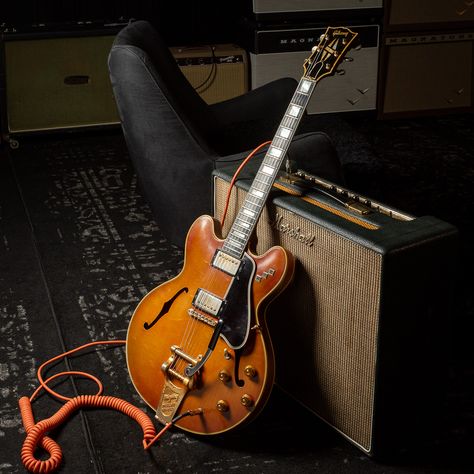 #ThrowbackThursday to this beautiful Gibson ES-335 prototype we had in our vaults for quite some time until recently. How did we get our hands on such a prototype Gibson ES-355 from 1958? Learn all about the story of this historic guitar on the Soundboard Blog today or shop the latest Vintage & Used gear arrivals at CME! Retro Studio, Gibson Es 335, Gibson Es, Nashville Music, Guitar Obsession, Gibson Guitar, Gibson Custom Shop, Guitar Collection, Stringed Instruments