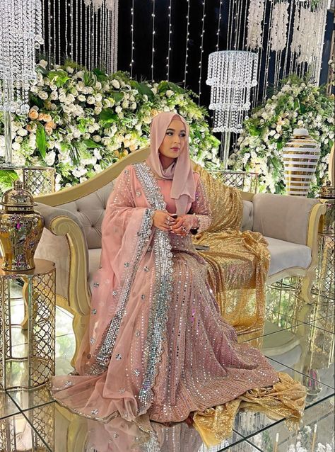 Hijabi Wedding Guest Outfit Pakistani, Lehenga Modest, Lengha With Hijab, Asian Wedding Guest Outfit, Lehenga With Hijab Style, Lehenga With Hijab, Modest Lehenga, Pink Desi Outfit, Hijabi Sari