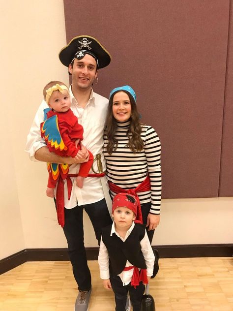 Family Pirate Costumes Ideas, Easy Group Costume Ideas, Family Costume Ideas, Group Costume Ideas, Themed Halloween Costumes, Pirate Halloween Costumes, Pirate Outfit, Pirate Halloween, Pirate Day