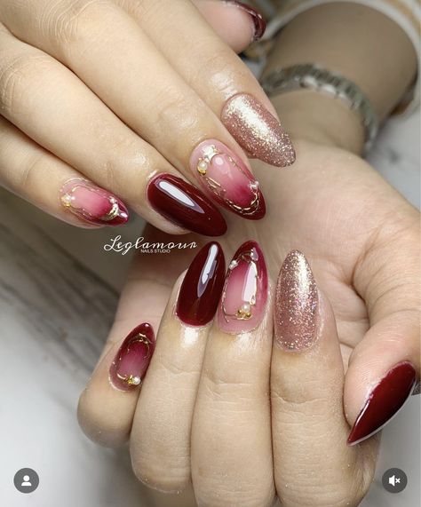 Nail Art Maroon Marble, Nailart Marble, Red Nail Art Designs Wedding Classy, Nail Art Maroon Elegant, Nail Art Merah Maroon, Jelly Red Nails, Nail Art Maroon, Seashell Nails, Elegant Touch Nails