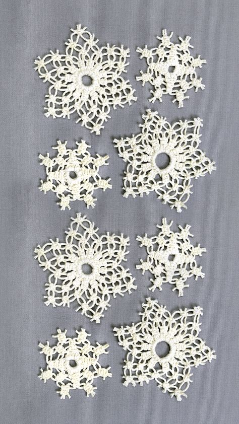 How To Make Snowflakes #tutorial #snowflakes #macrame #diyideas #crafts #diyideas #christmas #making #howto Macrame Snowflakes Diy Tutorial, Macrame Christmas Decorations Diy, Macrame Snowflakes Diy, Macrame Snowflake Tutorial, Macrame Snowflake Ornaments, Easy Macrame Christmas, Snowflakes Tutorial, Macrame Snowflakes, Diy Easy Macrame