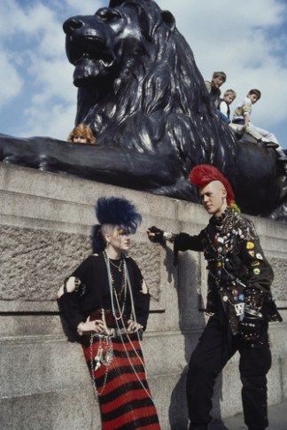 Punks at Trafalgar Square, London in the 1980s. Photo by Chris Parker. Punk Subculture, 80s Goth, 70s Punk, British Punk, 80s Punk, Punk Culture, Arte Punk, Punk Aesthetic, Margaret Thatcher