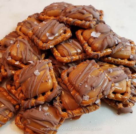 Pretzel Snaps, Salted Caramel Pretzels, Chocolate Caramel Pretzels, Pretzel Snacks, Pretzel Treats, Caramel Pretzels, Candy Recipes Homemade, Christmas Candy Recipes, Chocolate Pretzels