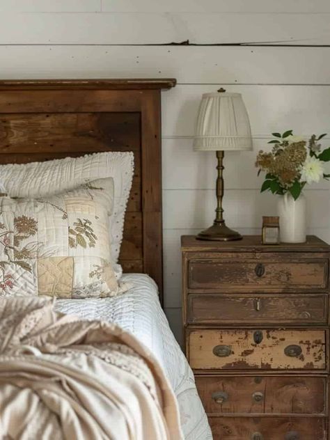 Simple Vintage Room Ideas, Fall Farmhouse Bedroom, New England Bedroom, Country Cottage Bedroom, Vintage Farmhouse Bedroom, Vintage Bedroom Styles, Farm Bedroom, Timeless House, Farmhouse Bedrooms