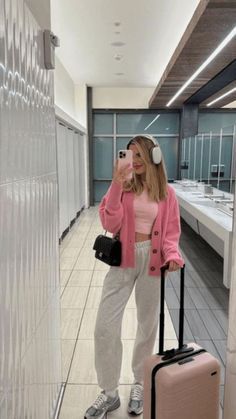 Airport Outfit Classy, Classy Airport Outfit, Airport Outfit Comfy, Airport Outfit Winter, Cute Airport Outfit, Airport Outfit Ideas, Chic Travel Outfit, Comfy Airport Outfit, Comfortable Travel Outfit