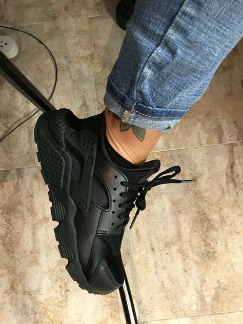 Huarache black on black on back ✊🏽🙌🏾 love these too Huarache Nike Outfit, Nike Huarache Outfit, Huaraches Outfit, Black Huarache, Black On Black, Slides Shoes, Nike Outfits, Nike Huarache, Shoes Shoes