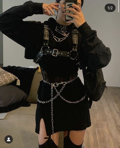 Gothic Harness Outfit, Harness Goth Outfit, Cute Harness Outfit, Dark Techno Aesthetic Fashion, Harness With Dress, Chain Harness Outfit, Grunge Outfits Dark, Outfits With Harness, Harness Outfit Aesthetic