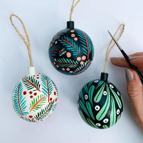 To complete your Christmas decorations this year, try out this Christmas handpainted baubles idea by amberstextiles. Take some black and white baubles, and using colorful paint, brush on some leafy designs.Click here for more such diy christmas baubles, christmas handpainted baubles, Christmas bauble ideas, christmas bauble to make, personalised christmas baubles, christmas decorations,christmas diy, christmas bauble craft, christmas tree decorations #christmasbauble Bauble Craft, Bauble Ideas, Hand Painted Christmas Ornaments, White Baubles, Tree Ribbon, Hand Painted Christmas, Black Christmas Trees, Themed Christmas, Painted Christmas Ornaments