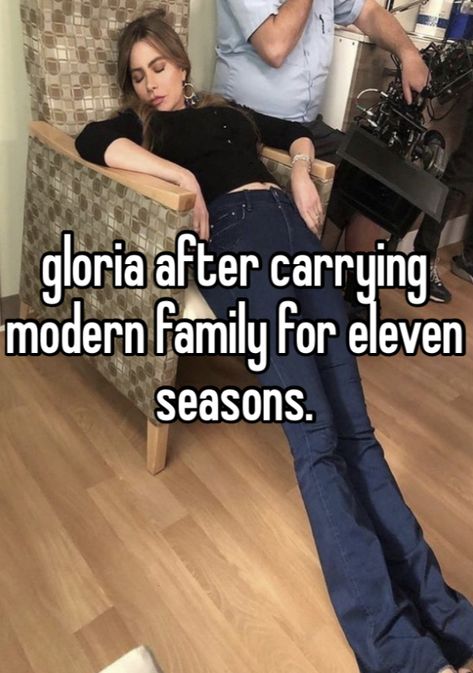 Modern Family Love, Modern Family Whisper, Cam Modern Family, Modern Family Memes, Modern Family Gloria, Gloria Pritchett, Modern Family Funny, Family Funny, Sofia Vergara