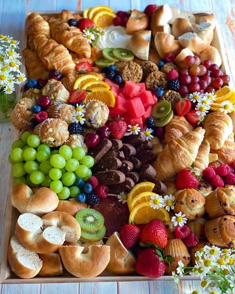 Pastry And Fruit Platter, Food Boards For Parties Aesthetic, Large Breakfast Charcuterie Board, Healthy Grazing Table, Birthday Breakfast Board, Breakfast Boards Brunch Easy, Healthy Breakfast Board Ideas, Summer Christmas Lunch Ideas, Brunch Tray Ideas