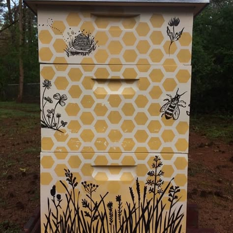 Honey Bee Hives Diy, Hive Painting Ideas, Bee Box Design, Painted Bee Hives Boxes, Painting Bee Hives Boxes, Painted Beehives Ideas, Painted Bee Hives Ideas, Painted Bee Boxes, Bee Box Painting Ideas