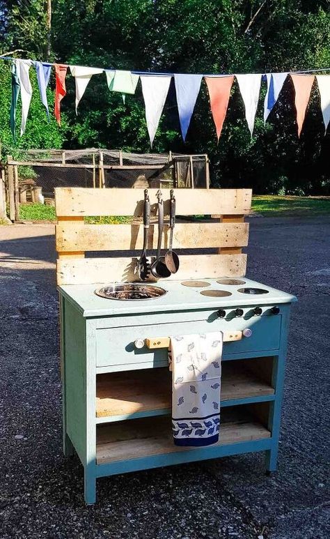 Recently, I was asked to make a mud kitchen that anyone can make at home using household objects for a TV show. You can find my more in-depth homemade mud kitchen DIY here. Here's how I turned an old chest of drawers into a quick an easy mud kitchen in 1 hour!I think this would make a great Christmas gift for kids - particularly on a budget as it uses household junk that many of us have lying around. Washing Up Bowl After measuring the diameter of a stainless steel bowl, excluding… Easy Mud Kitchen, Mud Kitchen Diy, Hotel Plants, Diy Backyard Movie, Mud Pie Kitchen, Mud Kitchen For Kids, Alan Titchmarsh, Diy Mud Kitchen, Household Objects