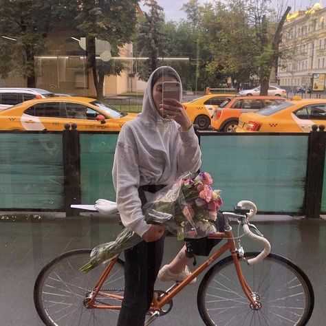 Bycicle Outfit, Bike Riding Aesthetic, Bike Women Cycling, July Vibes, Urban Bike Style, Biking Aesthetic, Bicycle Aesthetic, Cycling In London, Bike Fashion