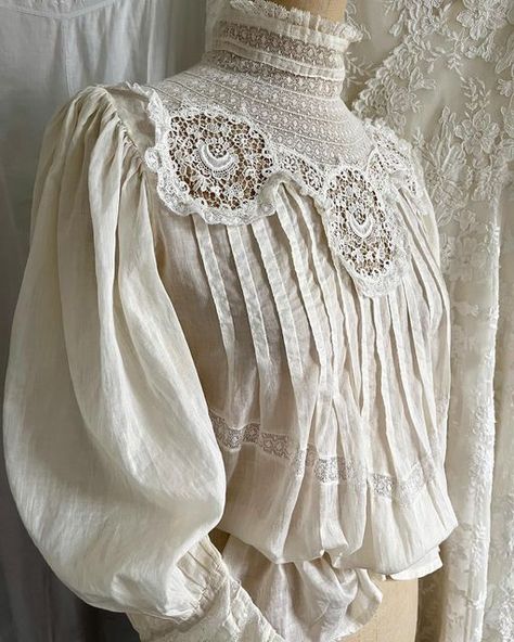 A-MODERNE VINTAGE on Instagram: "🤍Sharing my Edwardian lace blouse c.1905 🕊from my personal collection🕊🤍" Vintage Lace Clothing, Victorian Edwardian Fashion, Edwardian Lace Blouse, Edwardian Shirt Waist, Modern Edwardian Fashion, 1910s Blouse, Edwardian Combinations, Edwardian Tea Gown, September Design