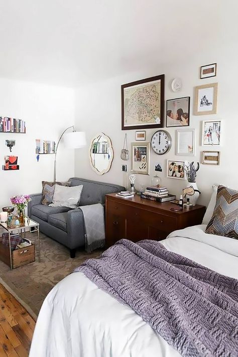 Studio space with a small gallery wall and a small sofa and a gallery wall Nyc Studio Apartments, Small Studio Apartment Decorating, Tiny Studio Apartments, Studio Layout, Bachelorette Pad, First Apartment Decorating, Deco Studio, Small Studio Apartment, Decor Studio