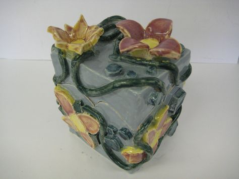 Ceramic Flower Box, Ceramic Puzzle Box Design, Ceramic Cube Ideas, Reliquary Box Ideas, Pottery Boxes With Lids Ideas, Ceramic Boxes With Lid Ideas, Clay Slab Box Ideas, Ceramics Box Ideas, Ceramic Slab Projects