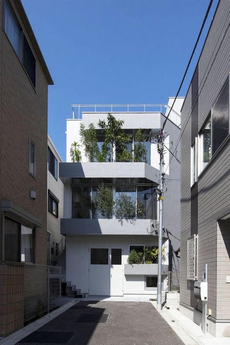 Small Smart House in Tokyo by Tomokazu Hayakawa Architects House In Tokyo, Streamline Moderne Architecture, Japan Apartment, Tokyo House, Japan House Design, Tokyo Apartment, House Tokyo, Modern Japanese Architecture, 3 Storey House Design