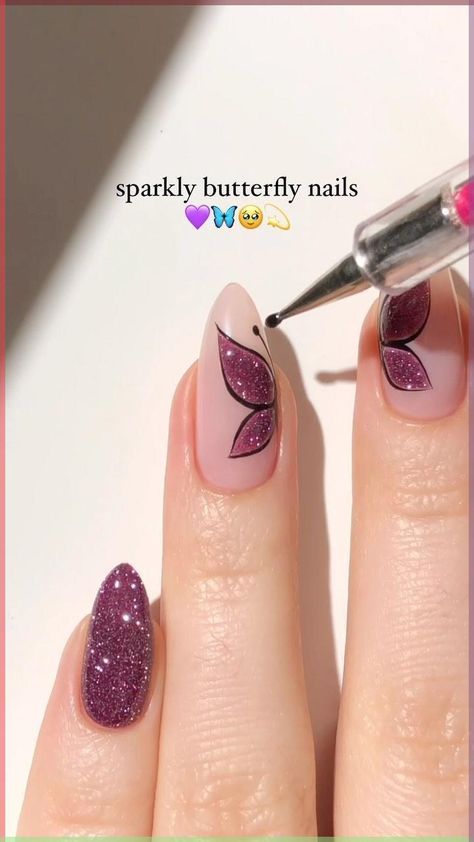 Nail Art With Purple Polish, Nail Art On Black Nail Paint, Black Nail Polish With Design, Purple And Black Butterfly Nails, Baterfly Nail Art, Gel Nail Polish Art, How To Make Butterfly On Nails, Nail Art With Black Polish, Nail Art On Gel Nails