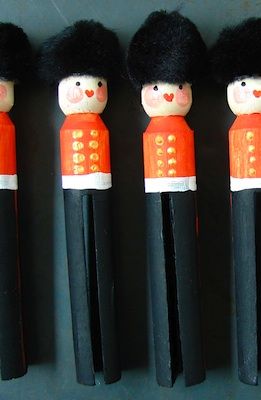 Pin Ornaments, Clothes Pin Ornaments, Clothespin Crafts, Craft Challenge, Christmas Clothespins, Pin Crafts, Christmas Soldiers, World Thinking Day, Girl Scout Swap