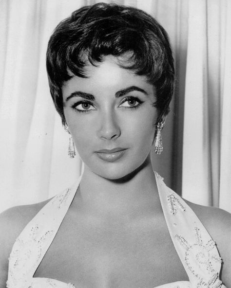 Elizabeth Taylor in Movie 'The Last Time I Saw Paris' Promotional Portrait Photo Taylor Hairstyles, Oud Hollywood, Violet Eyes, Marlene Dietrich, Actrices Hollywood, Golden Age Of Hollywood, Elizabeth Taylor, Brigitte Bardot, White Photo